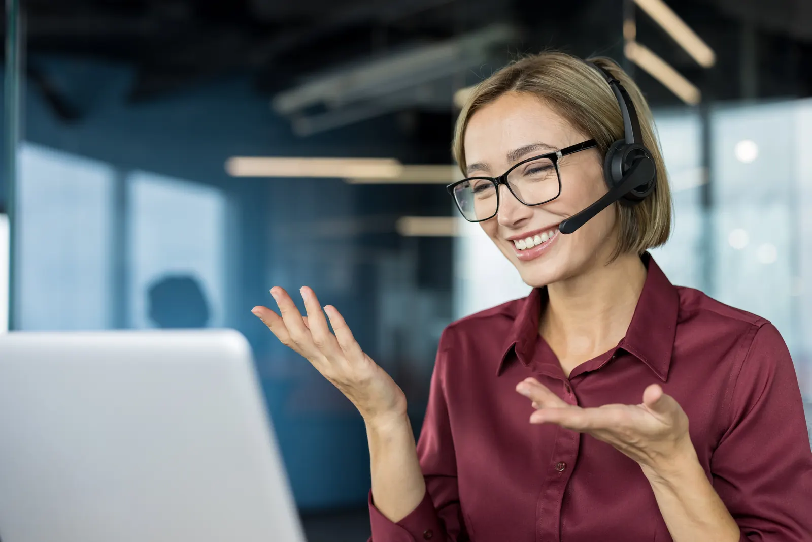 Support professional helping a customer during an online conversation